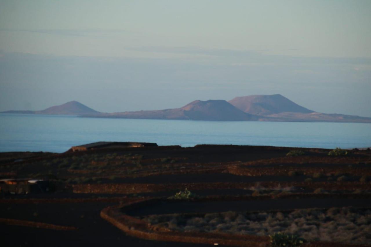 Paisaje Lunar Tinajo Bagian luar foto